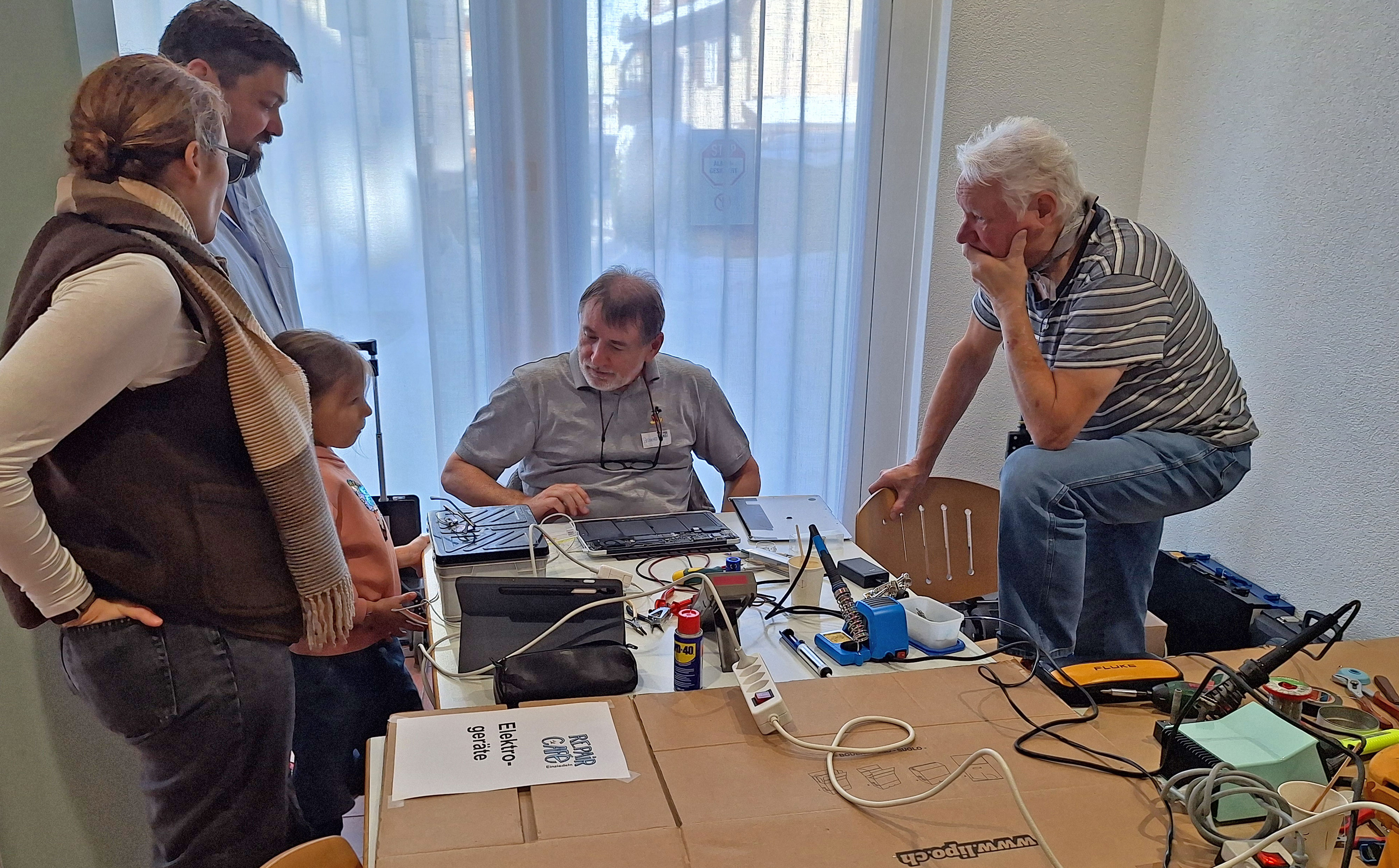 Auch die Jüngsten profitieren von Repair Café, unterstützt von der KISS Einsiedeln 20241123_110656_auch-fuer-die-juengsten