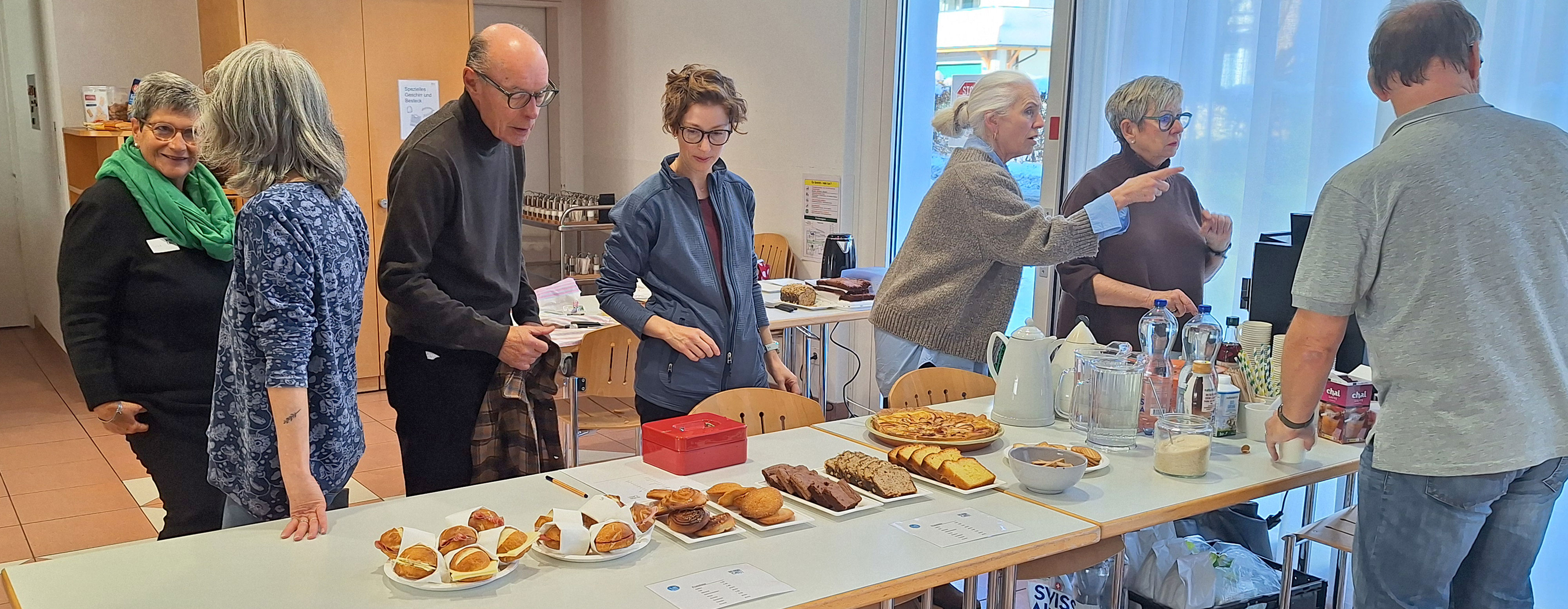 Das Team der KISS Einsiedeln bereitet das Buffet für die Gäste des Repair Cafés vor 20241123_095831_gaestebuffet